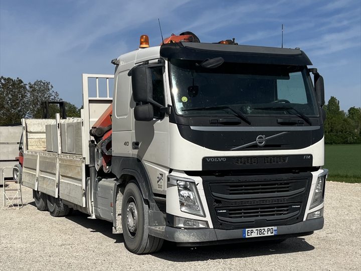 Camion Bo-Block &eacute;quip&eacute; pour la livraison de blocs b&eacute;ton