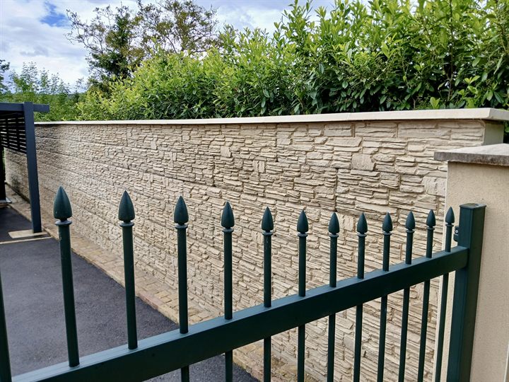 Vue du mur Bo-Block de 16,50 m par 2,10 m sur le chantier EUROVIA