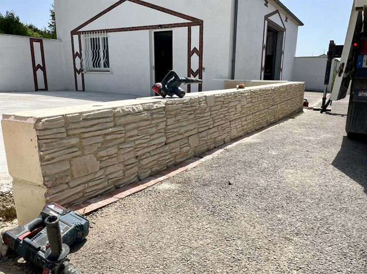 Vue d'angle du muret Bo-Block avec retour sur un chantier pr&egrave;s de Vertus