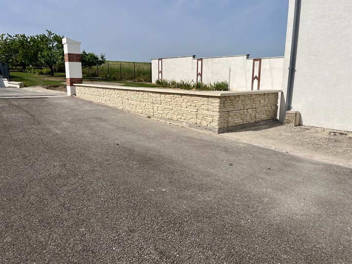 Finition du muret Bo-Block avec retour sur un chantier pr&egrave;s de Vertus
